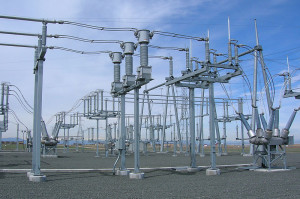 800px-Bus_bars_and_inductive_filters_at_substation_near_Denver_International_Airport,_Colorado,_2006